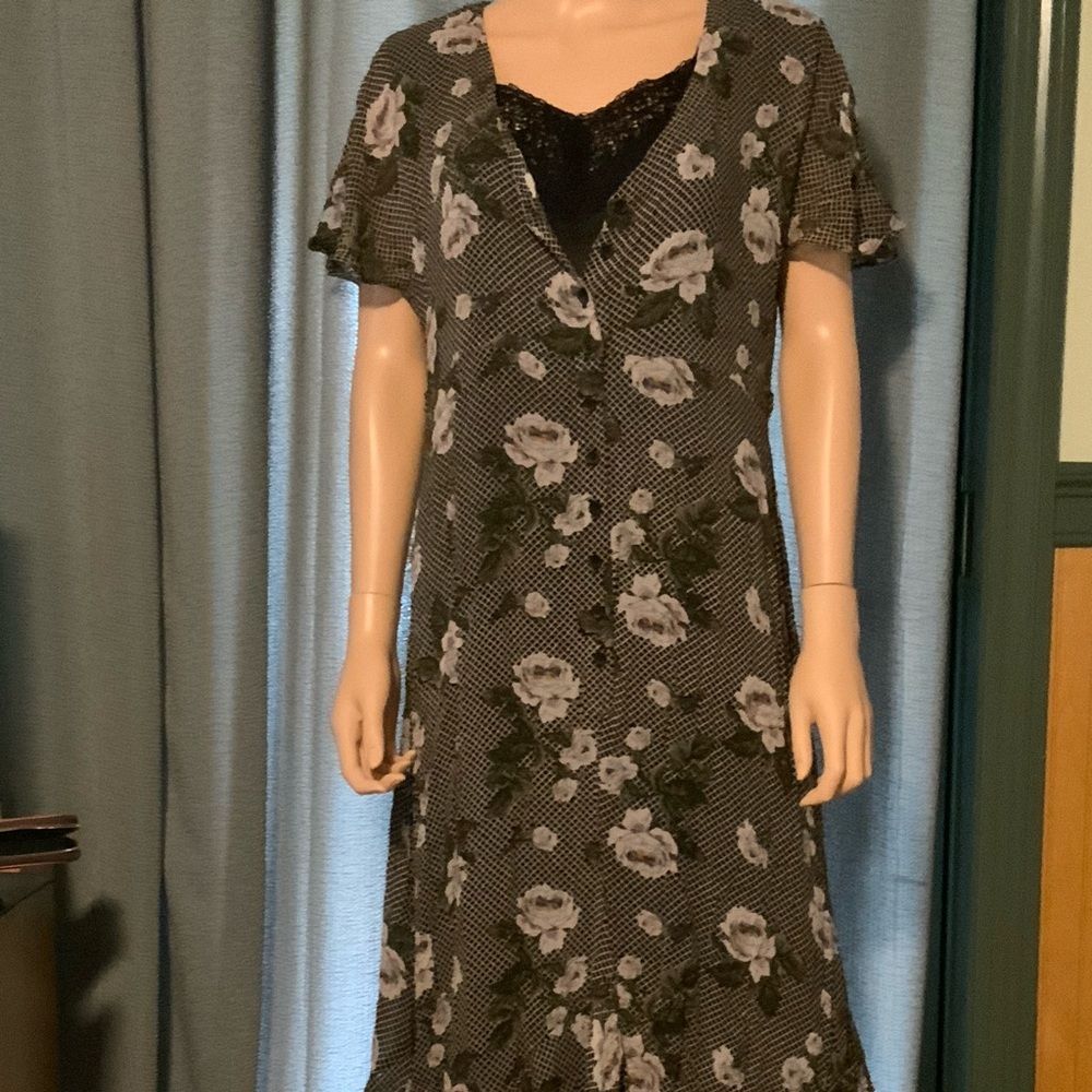 New easy care dress with adjustable waist short sleeves and midi length.